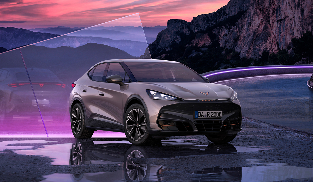 CUPRA Tavascan in Metallicfarbe vor einer Bergkulisse mit lila Lichtakzenten